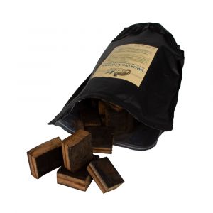 Hellhammer Smoky Chunks aus original Gin Fässern offene Packung mit Holzstückchen