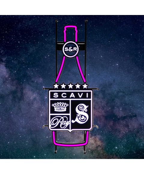 SCAVI & RAY LED Neon Sign in Flaschenform mit Markenogo leuchtend in weiß & magenta Farben